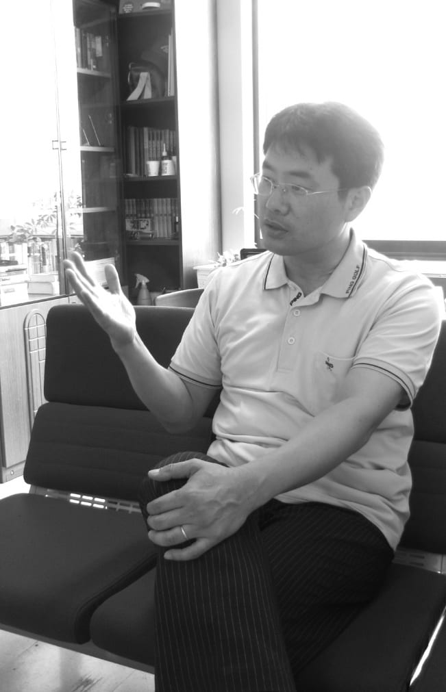 인터뷰에 응하는 문제갑 정책위원장