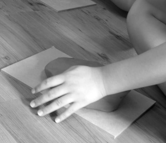 찰흙을 다지는 손