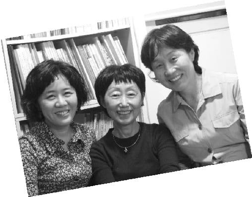 인터뷰를 마치고 함께 웃으며 앉아 있는 세 사람