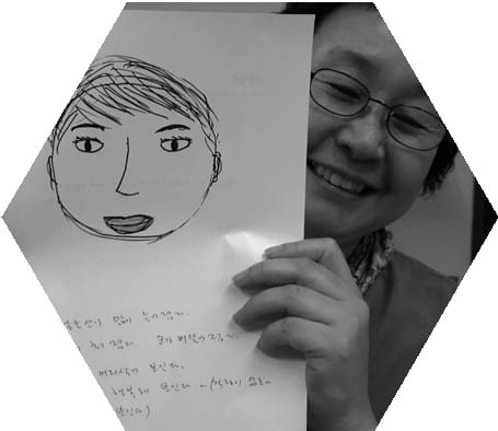 자신의 초상화를 들고 있는 활동가