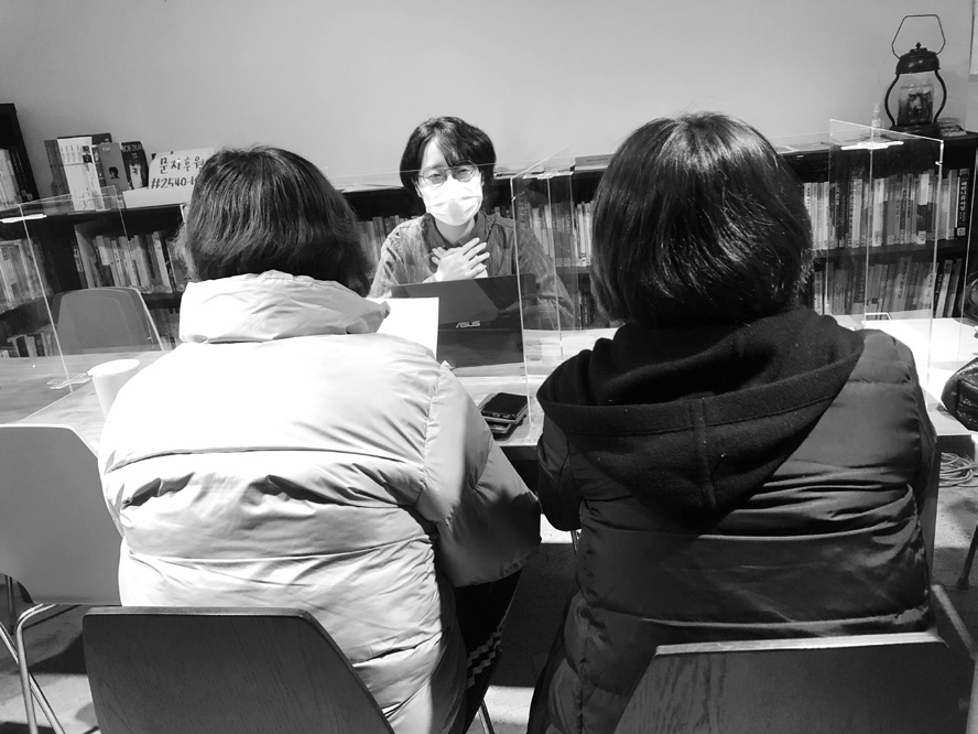 인터뷰 중인 유랑 활동가와 민지 님과 푸른나비 님