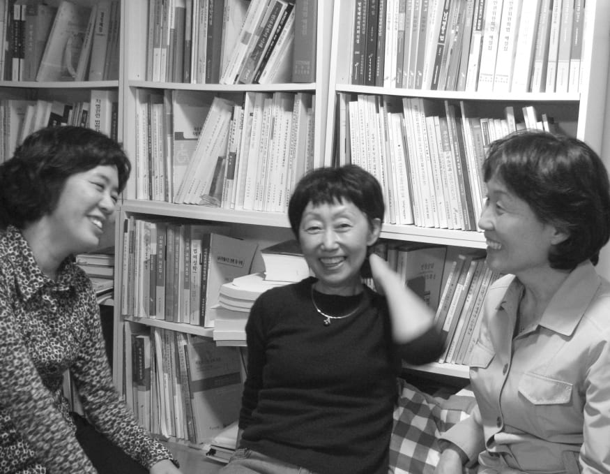 최영애 前소장, 이미경 現소장, 이윤상 부소장이 마주 앉아 이야기하는 모습