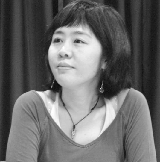 이야기를 듣고 있는 참석자의 모습