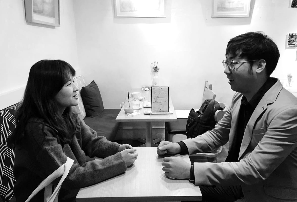 인터뷰 중인 당고와 레드
