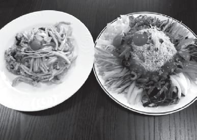 접시에 담긴 요리 두 접시