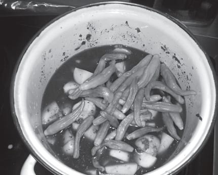 꽈리고추를 한 웅큼 넣고 끓여요~